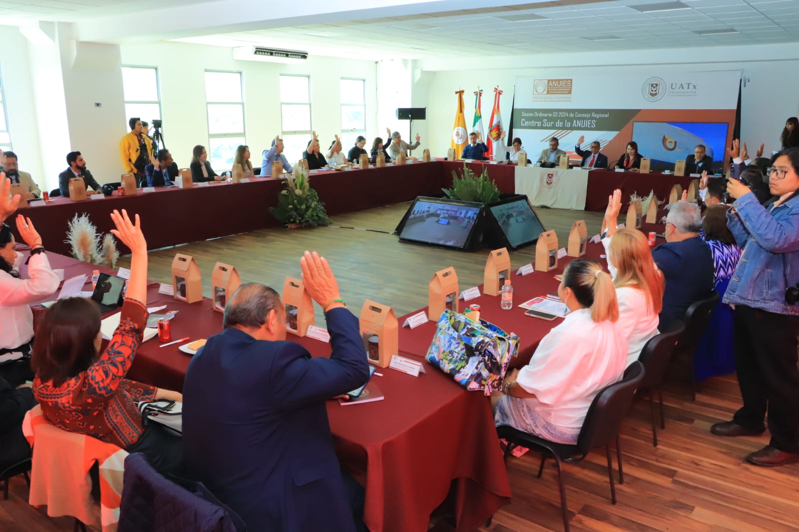 Rector de la UATx recibe reconocimiento por su liderazgo en la Región Centro-Sur de ANUIES